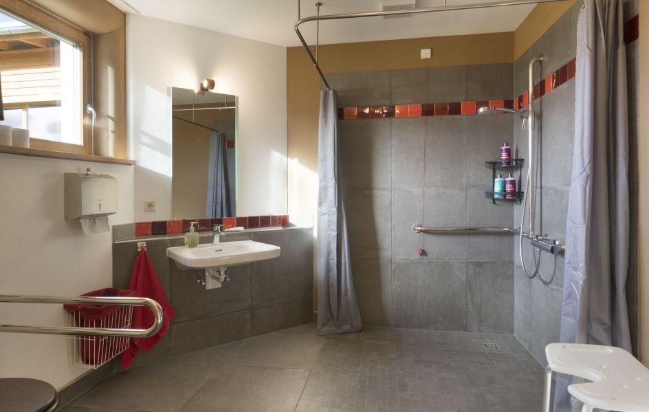 Royakl Rot, Doppelzimmer mit eigenem Bad, rollstuhlgerecht